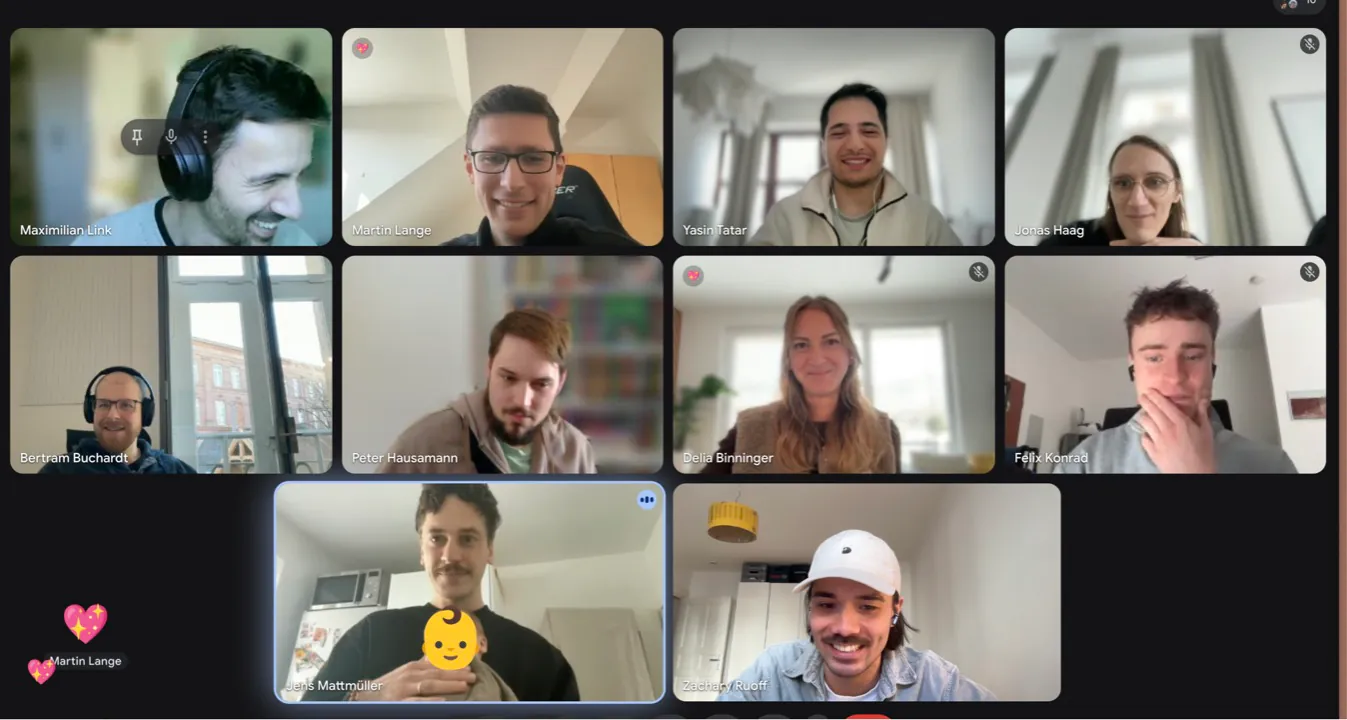 Das Team in einer Videokonferenz, elf Kacheln nebeneinander