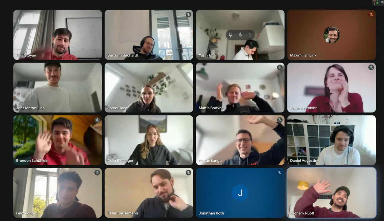 Große Videokonferenz, viele Kolleginnen und Kollegen winken in die Kamera